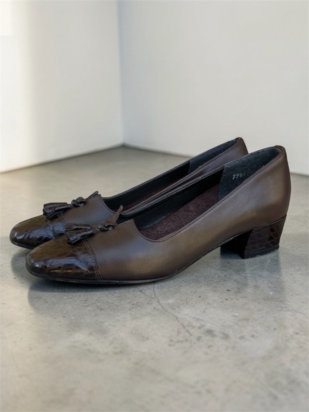California Magdesians Square-toed Leather Croc Embossed Pump in Chocolate